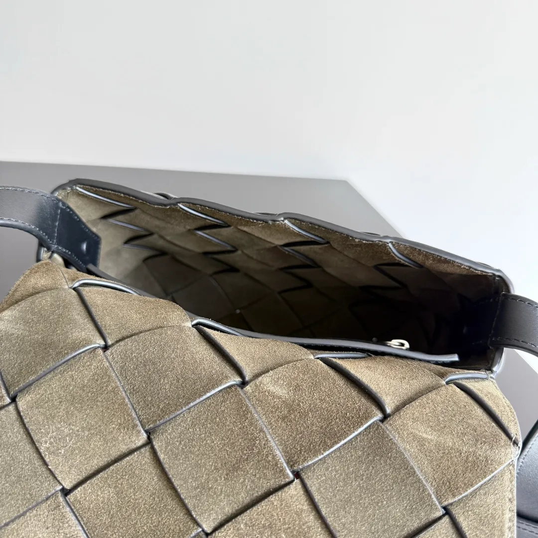 Batch 1860 BOTTEGA VENETA new Diago crossbody bag The dynamic silhouette is built diagonally to show the unique ingenuity. As a member of the B family's early autumn series, it uses the highest quality calfskin. The entire bag is softer, thick and weighty, and durable. It is equipped with an adjustable strap. The texture of the 3cm wide leather strap is very similar to the litchi pattern. It is slightly stiffer than the litchi pattern. It is low-key, luxurious and full of connotation. It is refreshing and comfortable to match the upper body. Hu Yitian was also successfully captured by it. Style number: 795637 (817921) Size: 22.5*16.5*5.5cm
